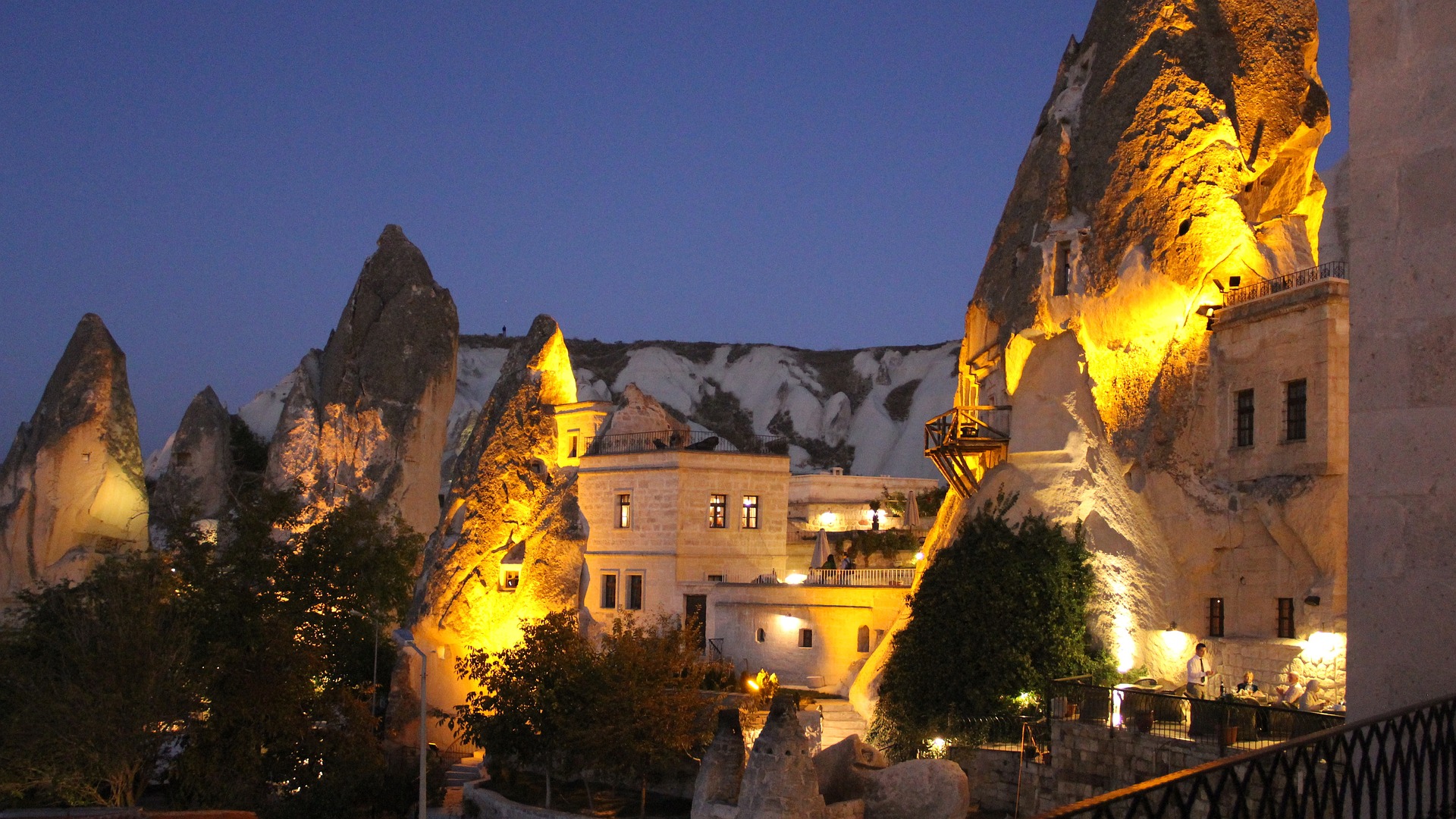 Read more about the article Cave Dwellings: Cozy Stays in Ancient Caves and Cliffside Retreats
