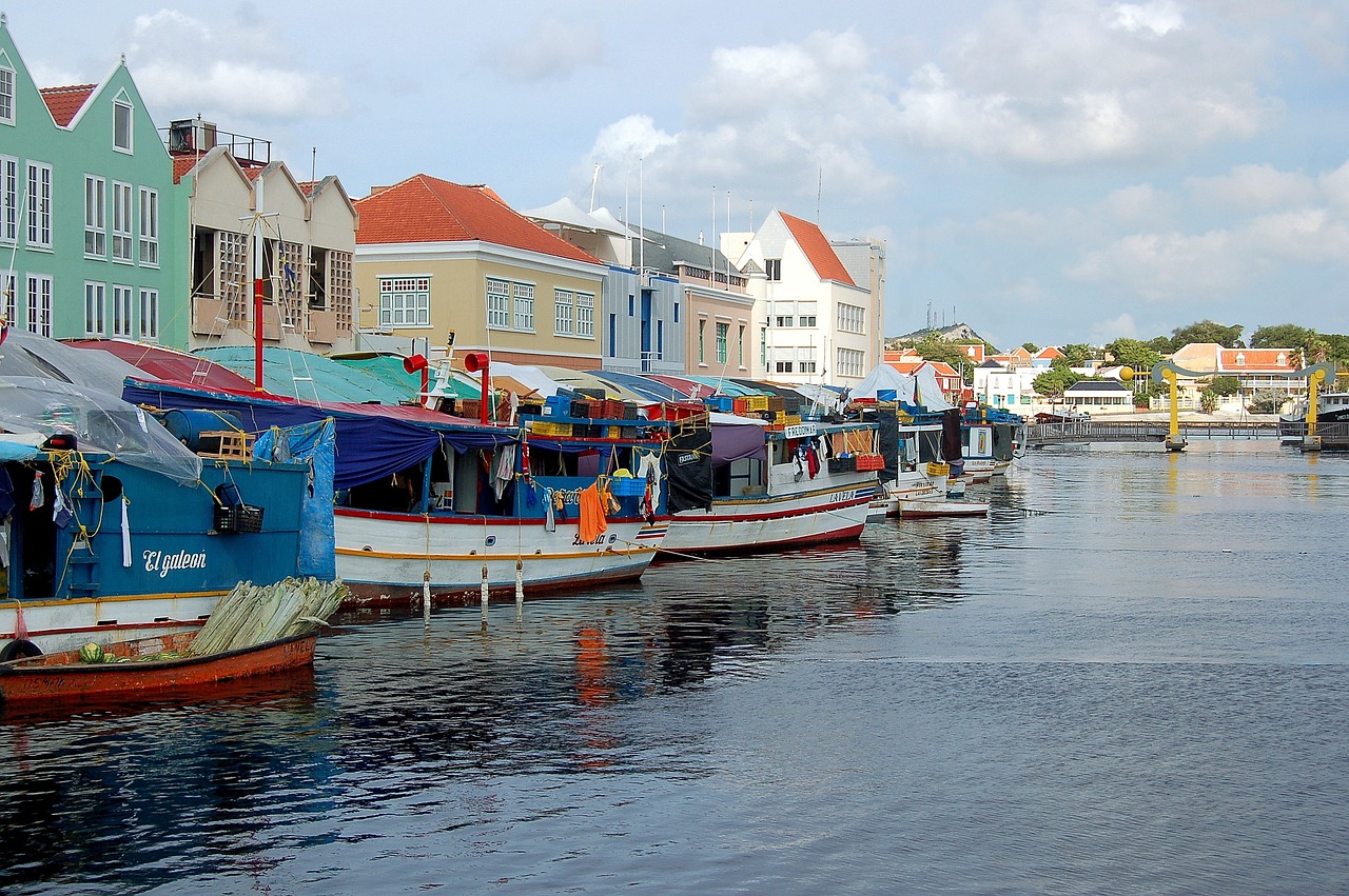Read more about the article Vibrant Waterways: Exploring Floating Markets Around the World