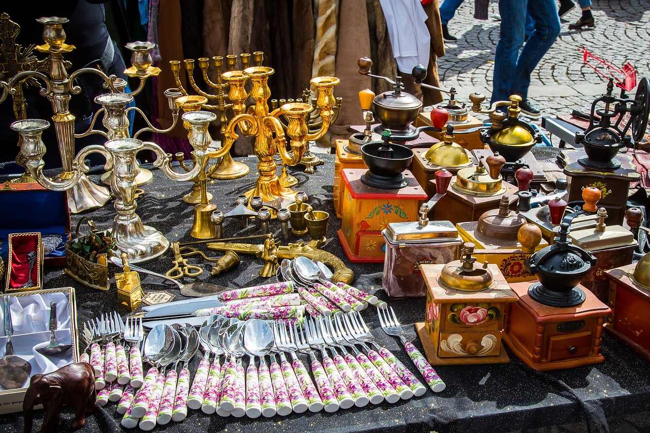 Read more about the article Treasures of Time: Exploring Antique Markets and Vintage Fairs