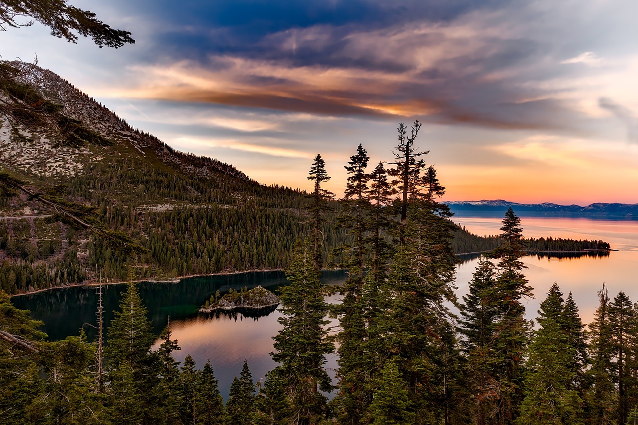 Read more about the article Top 10 Lakes in America to Visit During a Holiday